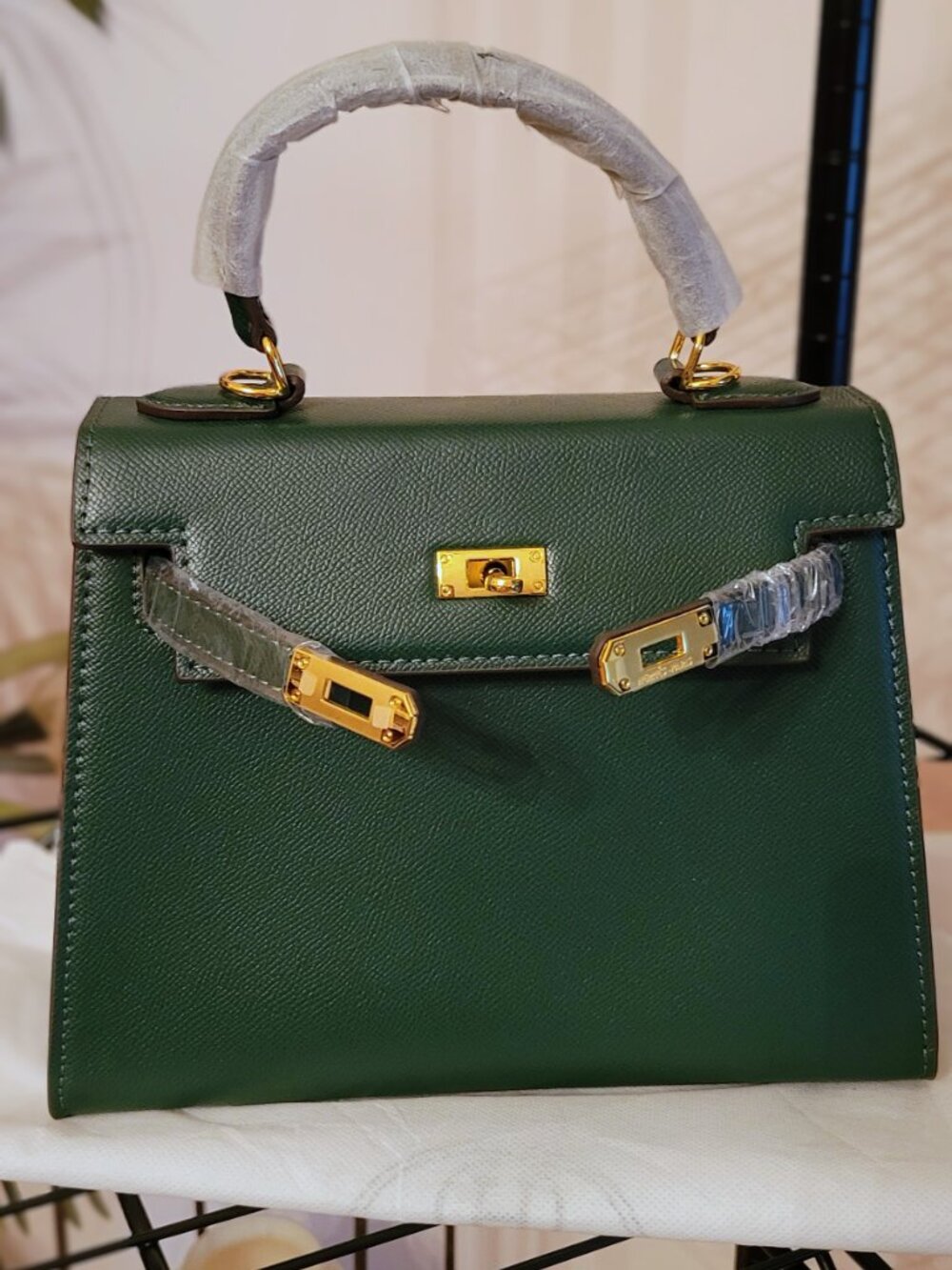 SALE **So cute classy green 25cm crossbody fashion bag. No brand. Never used. - Picture 2 of 5